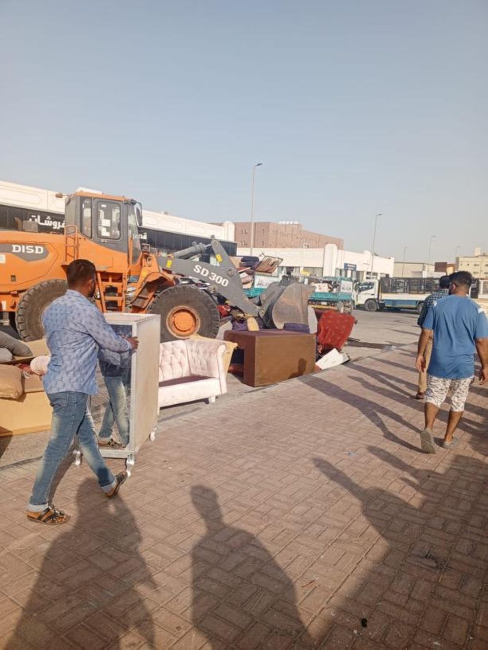 رغم الحملات البلدية.. ”فوضى الأرصفة“ تخنق حراج الدمام ومطالبات بتدخل عاجل