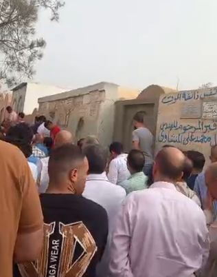 جانب من تشييع الجثمان جانب من تشييع الجثمان
