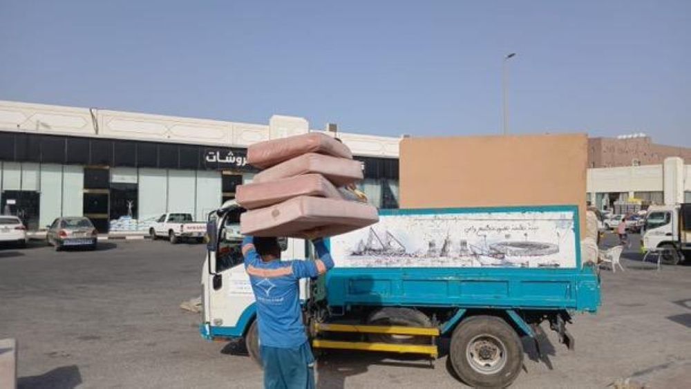 رغم الحملات البلدية.. ”فوضى الأرصفة“ تخنق حراج الدمام ومطالبات بتدخل عاجل
