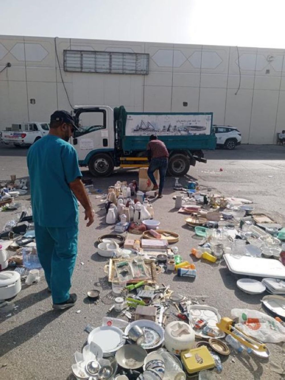 رغم الحملات البلدية.. ”فوضى الأرصفة“ تخنق حراج الدمام ومطالبات بتدخل عاجل