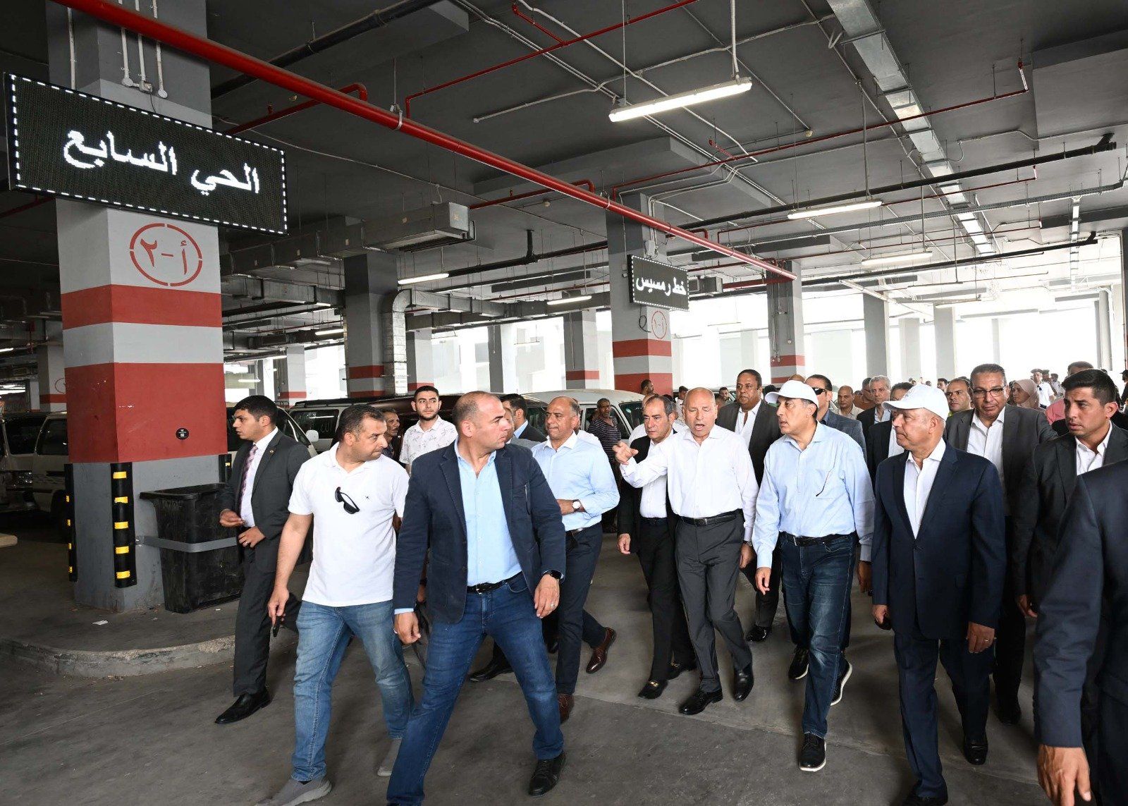 رئيس الوزراء يقطع خط سير جولته لتفقد موقف السلام النموذجي الجديد رئيس الوزراء يقطع خط سير جولته لتفقد موقف السلام النموذجي الجديد