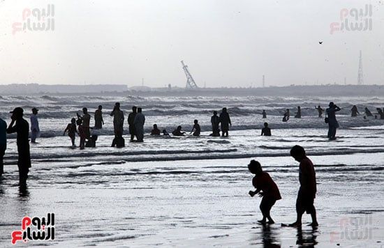 سكان كراتشى يفرون الى بحر العرب سكان كراتشى يفرون الى بحر العرب