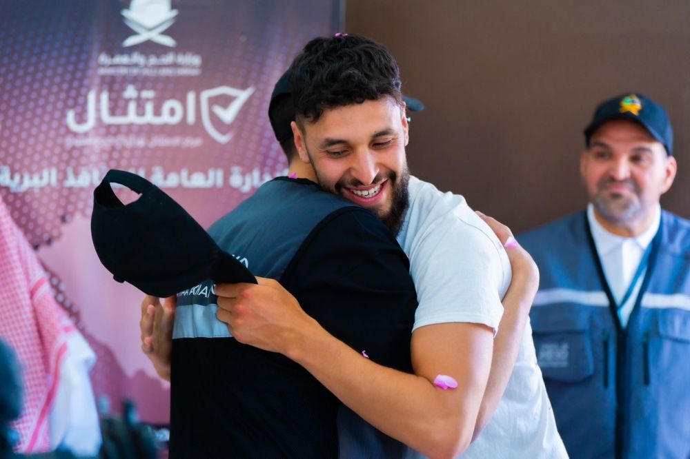 شاب بلجيكي يقطع آلاف الكيلومترات على دراجة لأداء الحج - اليوم