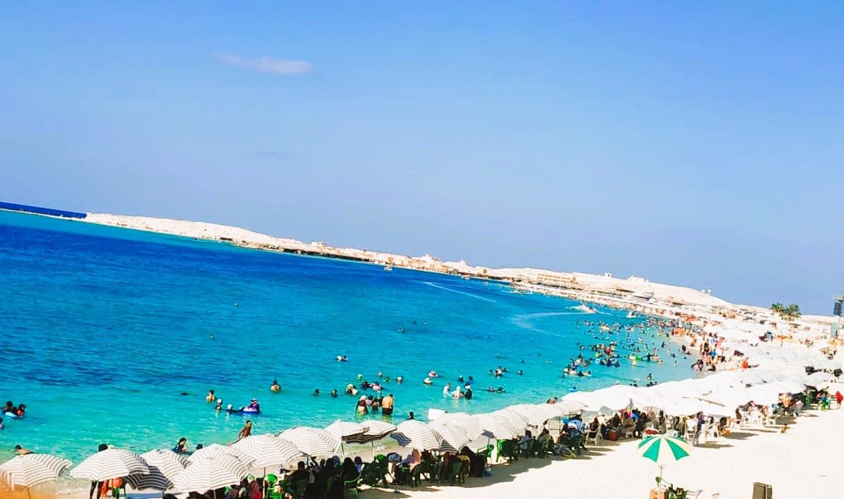 شاطئ مطروح العام يستقبل الاف المصطافين يوميا خلال المصيف شاطئ مطروح العام يستقبل الاف المصطافين يوميا خلال المصيف