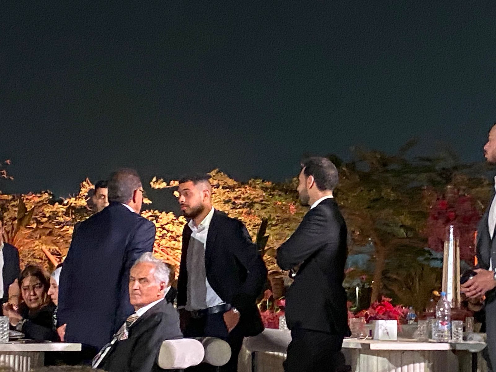 جانب من حضور حفل الزفاف جانب من حضور حفل الزفاف