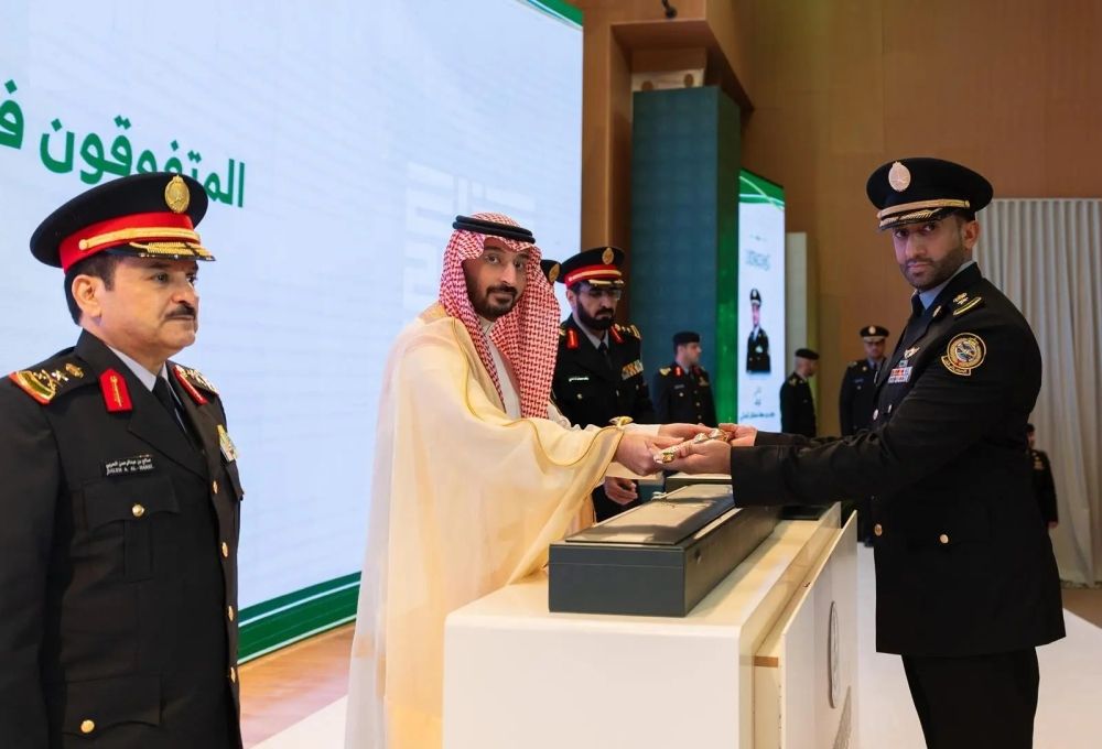 وزير الحرس الوطني يرعى حفل تخريج الدفعة السادسة من برنامج القيادة والأركان - واس