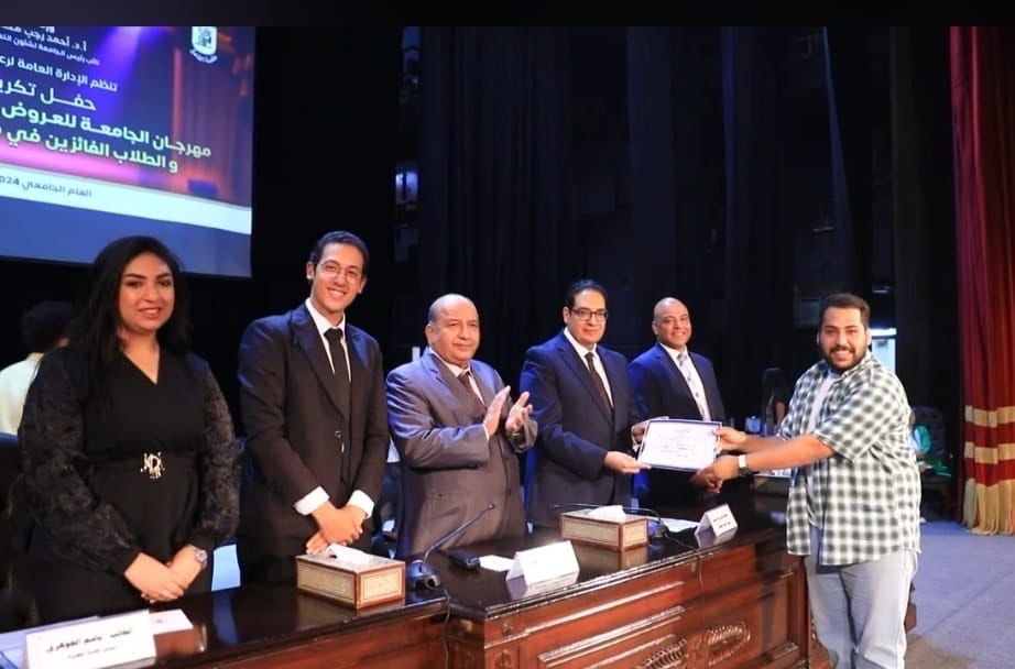 جانب من التكريم جانب من التكريم