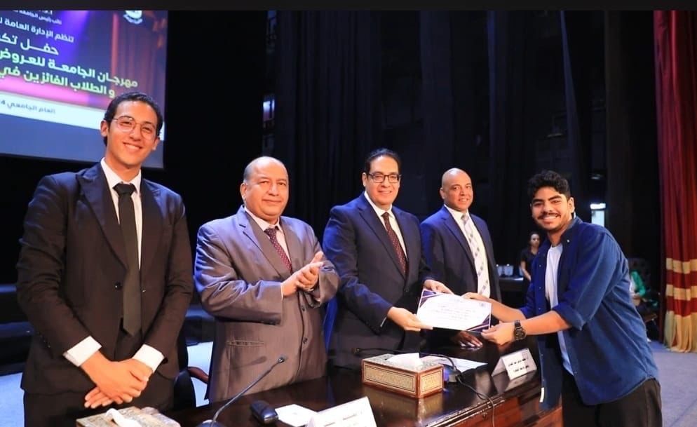 رئيس جامعة القاهرة يكرم الفائزين في مهرجان الجامعة للعروض المسرحية رئيس جامعة القاهرة يكرم الفائزين في مهرجان الجامعة للعروض المسرحية
