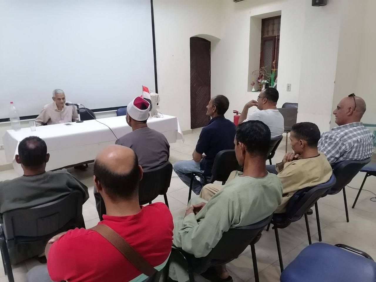 جانب من المحاضرات الثقافية حول الأقصر جانب من المحاضرات الثقافية حول الأقصر