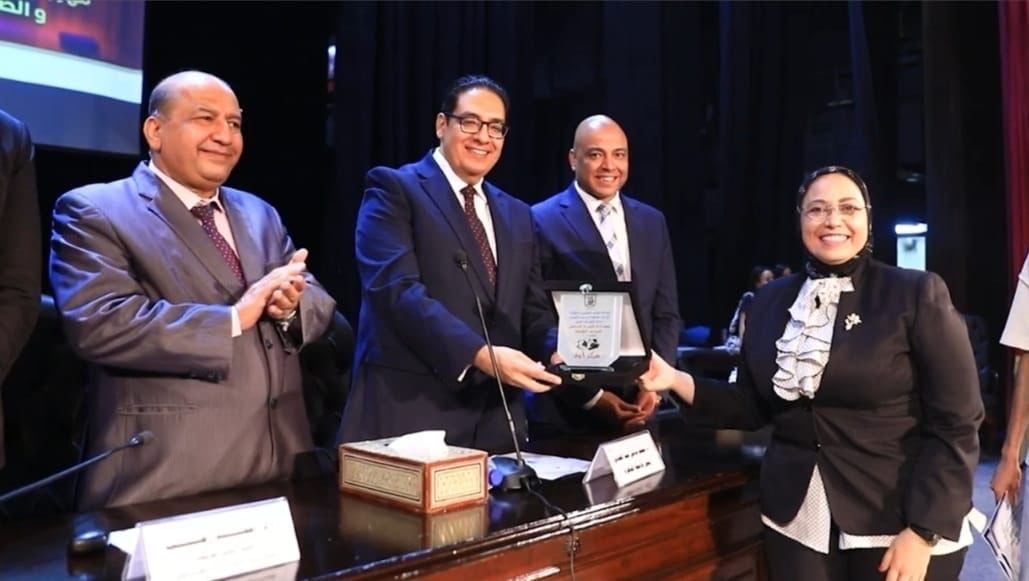 رئيس جامعة القاهرة يكرم الفائزين في مهرجان الجامعة للعروض المسرحية الطويلة رئيس جامعة القاهرة يكرم الفائزين في مهرجان الجامعة للعروض المسرحية الطويلة