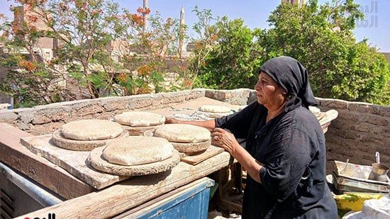 سيدة-تجهز-العيش-الشمسي- سيدة-تجهز-العيش-الشمسي-