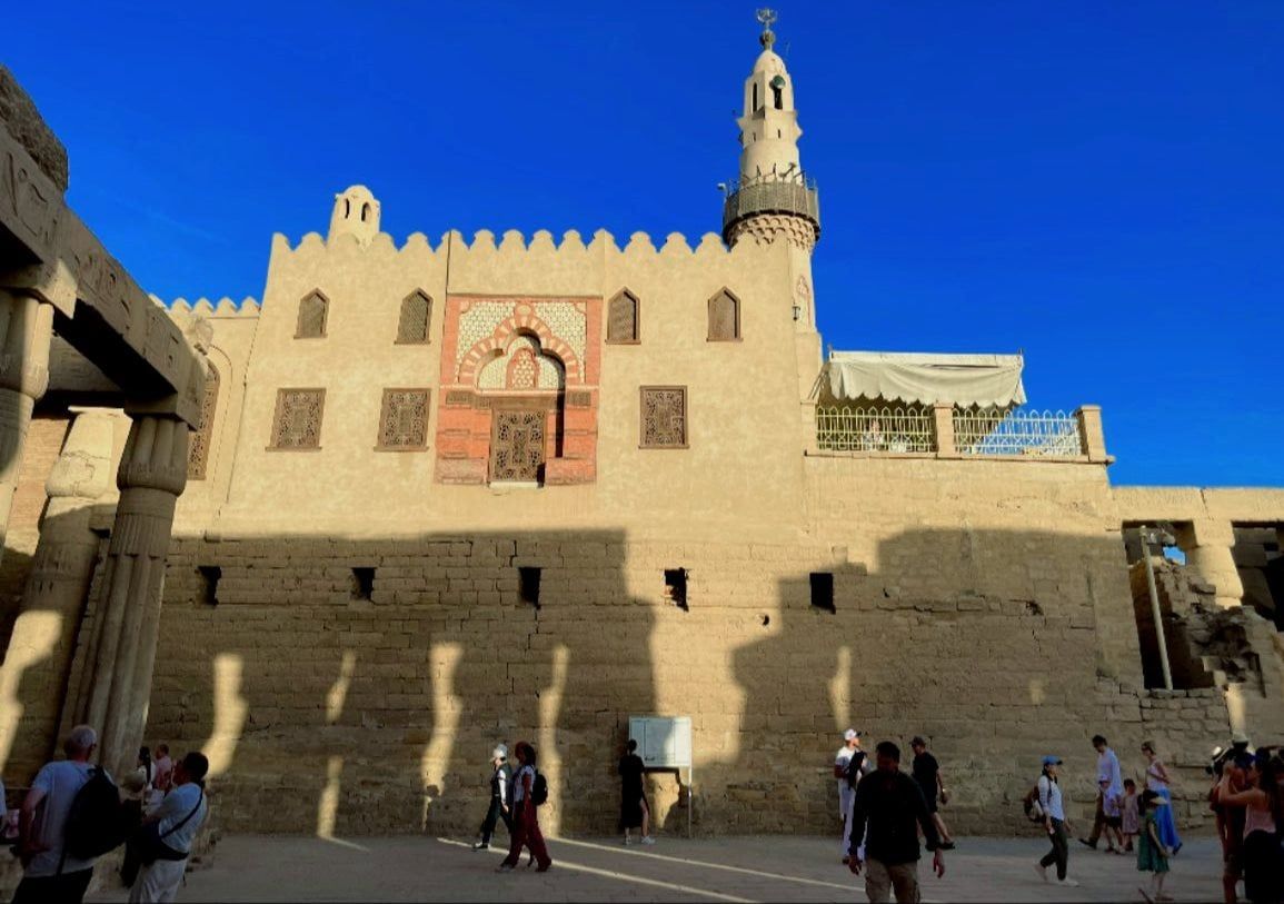 جانب من زيارات السياح لمعبد الأقصر جانب من زيارات السياح لمعبد الأقصر