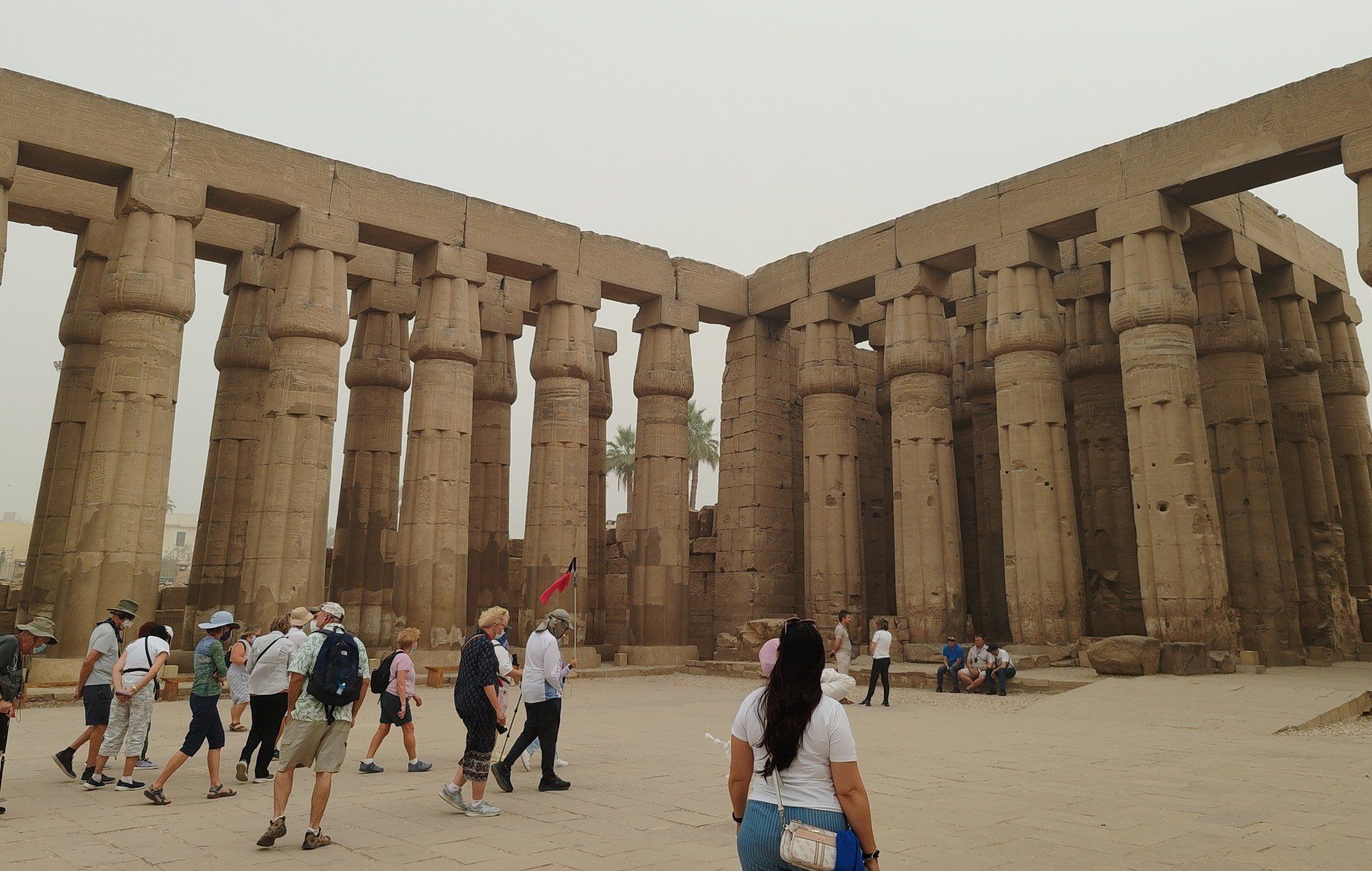 استمتاع السياح بين أعمدة معابد الأقصر استمتاع السياح بين أعمدة معابد الأقصر