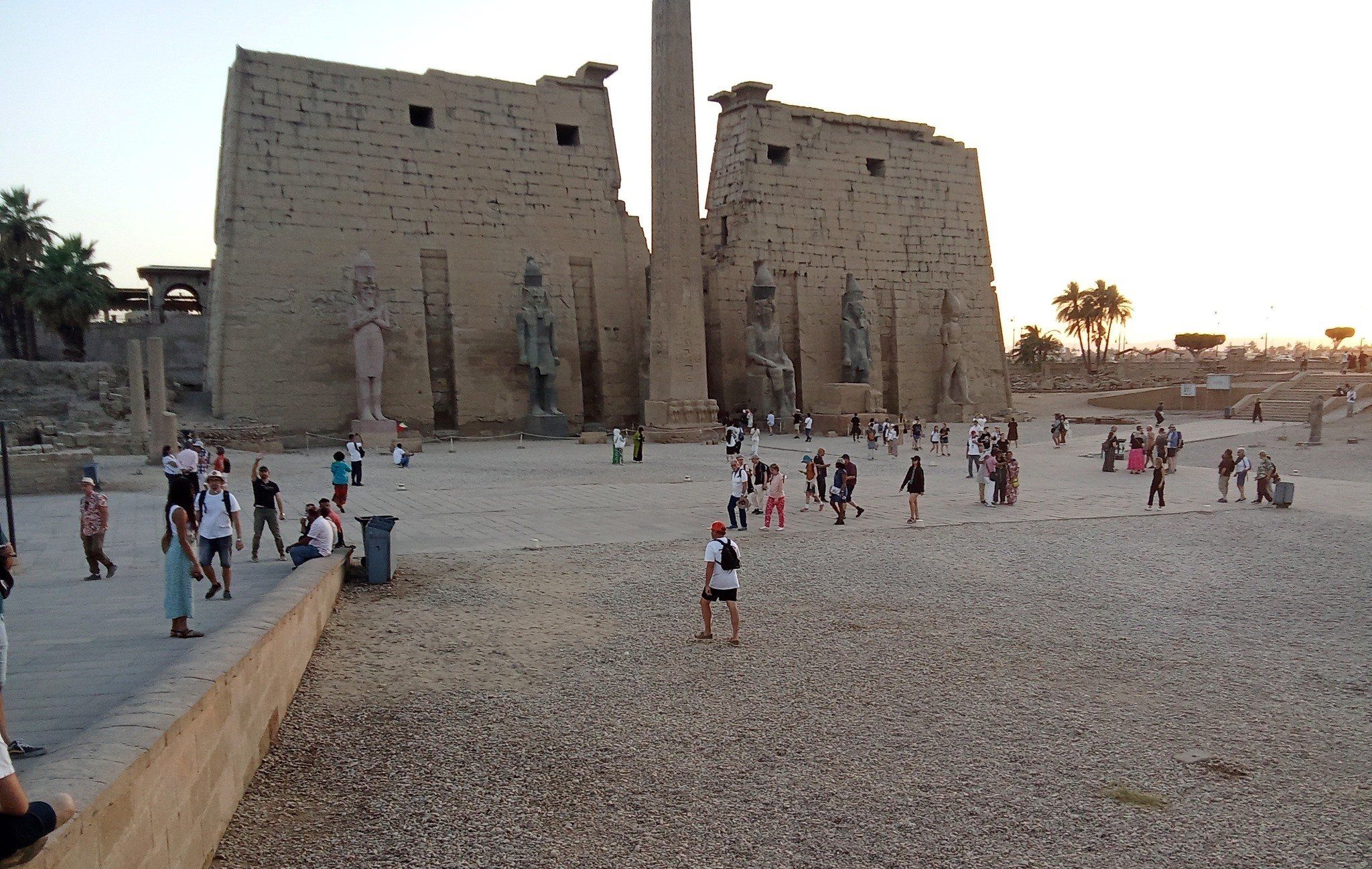 الزيارات المميزة من السياح بمعبد الأقصر الزيارات المميزة من السياح بمعبد الأقصر