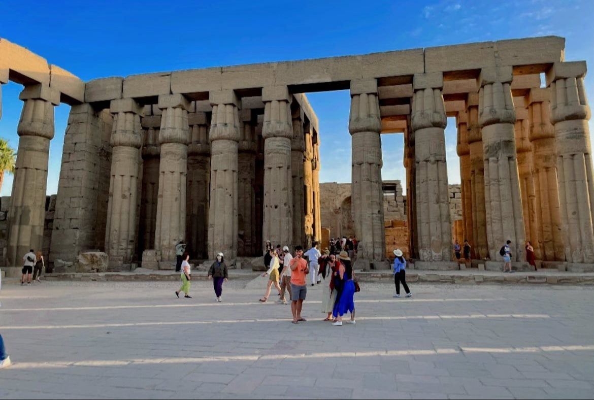 استمتاع السائحين فى معبد الأقصر استمتاع السائحين فى معبد الأقصر