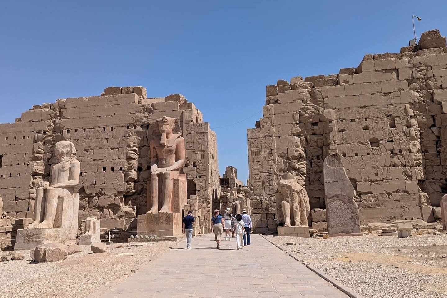 الأفواج السياحية من حول العالم يتحدون حرارة الطقس بالكرنك الأفواج السياحية من حول العالم يتحدون حرارة الطقس بالكرنك