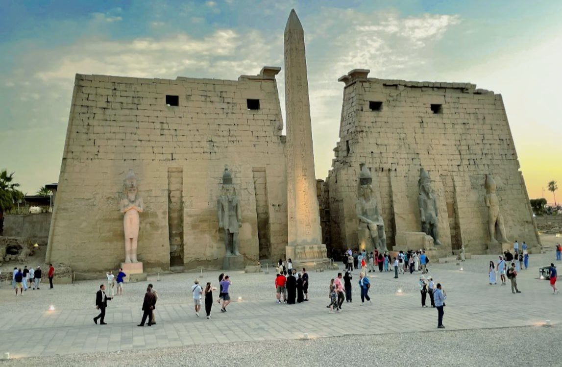 الأفواج السياحية من حول العالم يتحدون حرارة الطقس الأفواج السياحية من حول العالم يتحدون حرارة الطقس