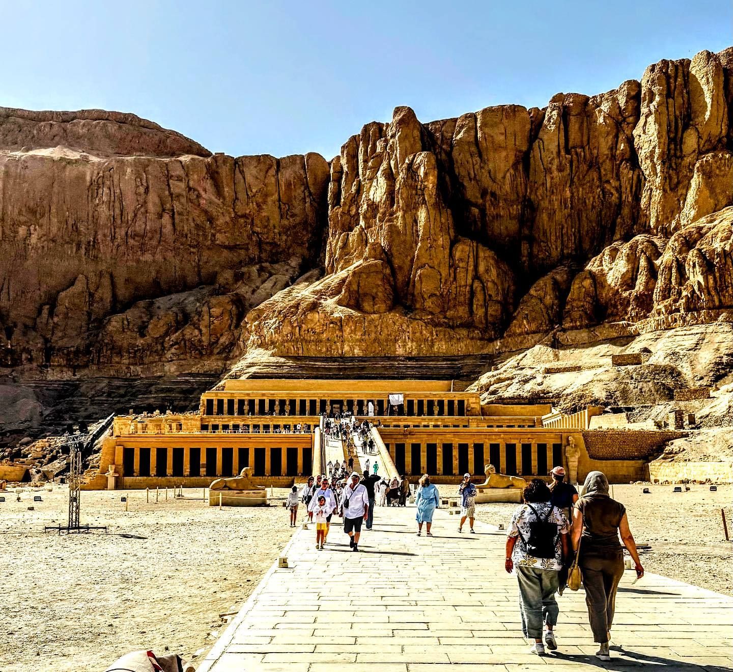 الأفواج السياحية من حول العالم يتحدون حرارة الطقس بمعبد حتشبسوت الأفواج السياحية من حول العالم يتحدون حرارة الطقس بمعبد حتشبسوت