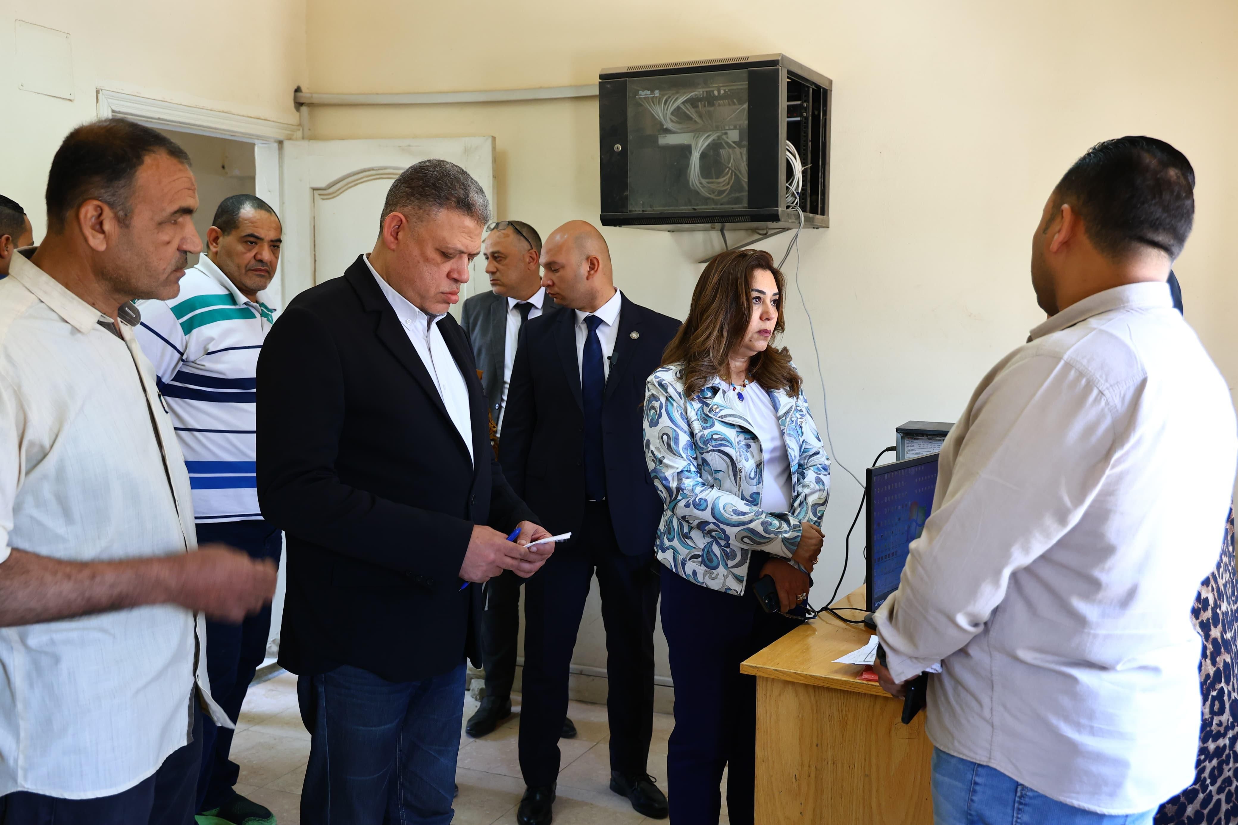 وزيرة التنمية المحلية خلال الجولة وزيرة التنمية المحلية خلال الجولة