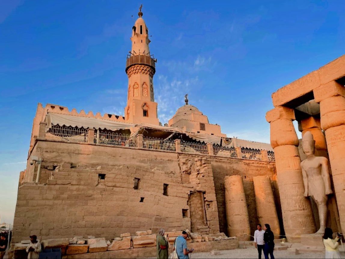 زيارة السياح لمعبد الأقصر ومسجد أبوالحجاج الأقصرى زيارة السياح لمعبد الأقصر ومسجد أبوالحجاج الأقصرى