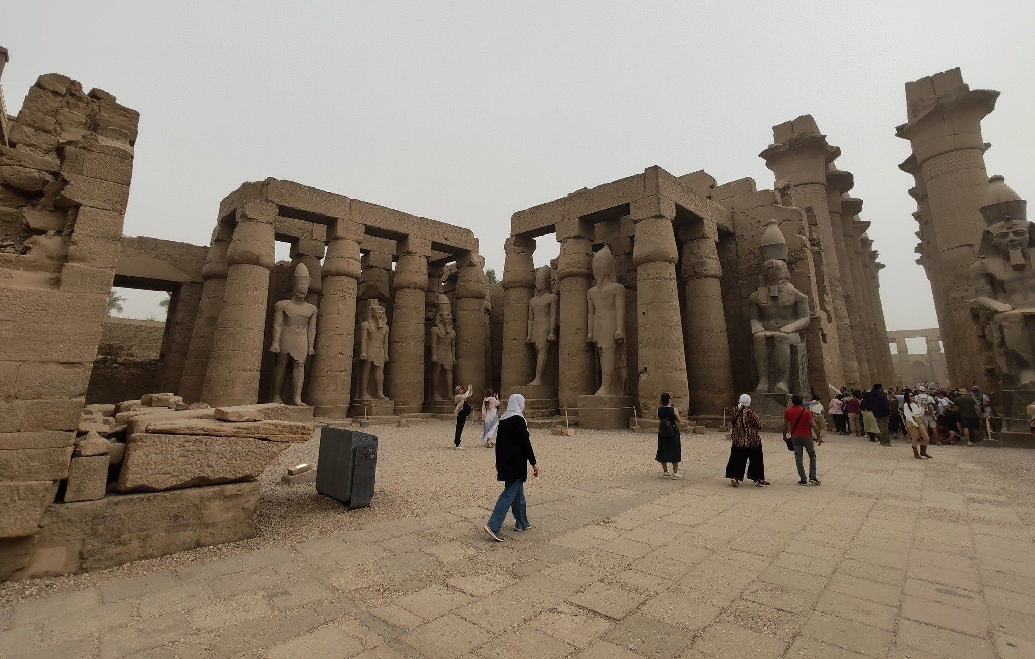 سياح العالم يستمتعون بزيارة المعابد الفرعونية بالأقصر سياح العالم يستمتعون بزيارة المعابد الفرعونية بالأقصر