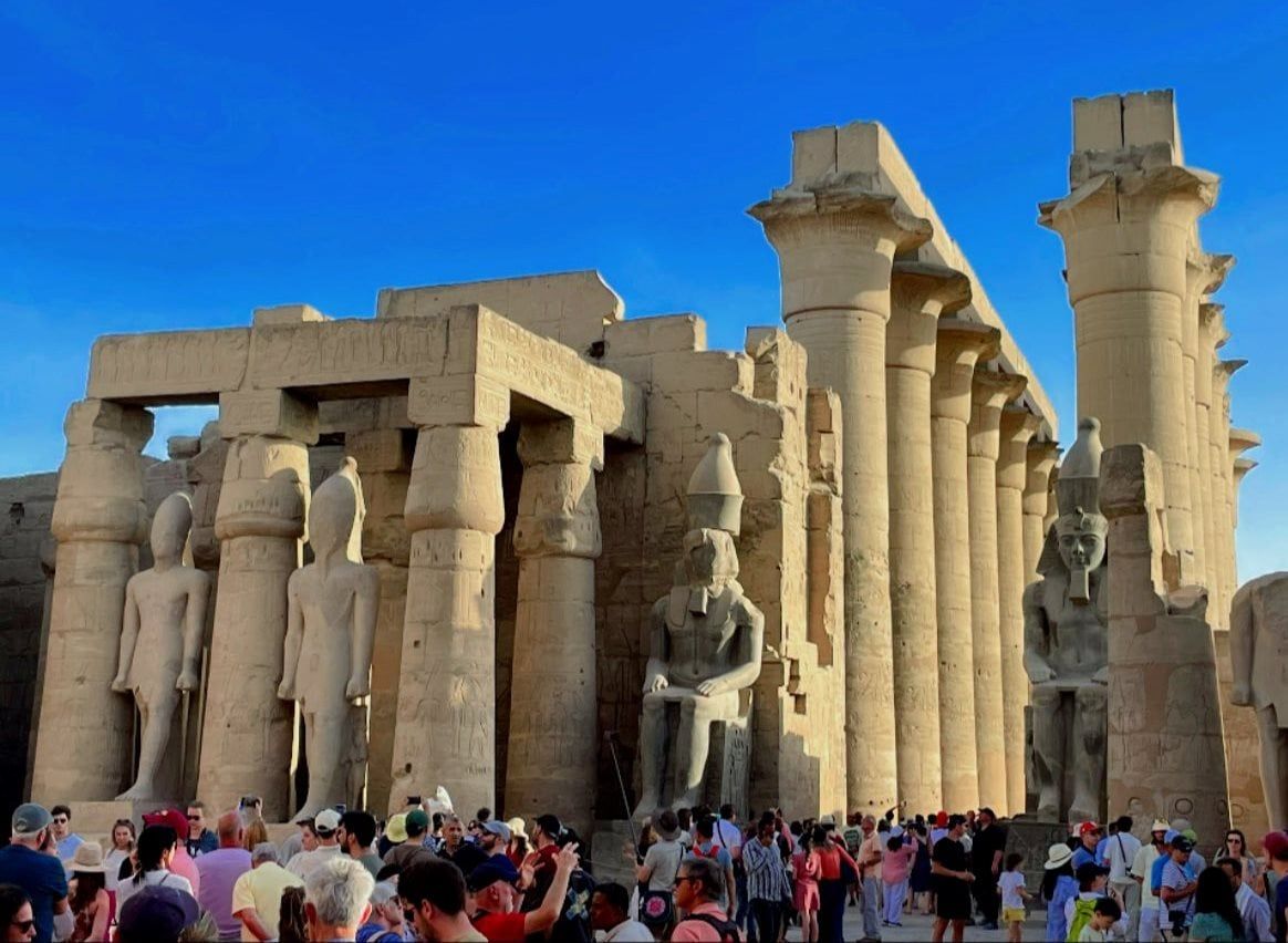 الأفواج السياحية من حول العالم يتحدون حرارة الطقس بمعبد الأقصر الأفواج السياحية من حول العالم يتحدون حرارة الطقس بمعبد الأقصر