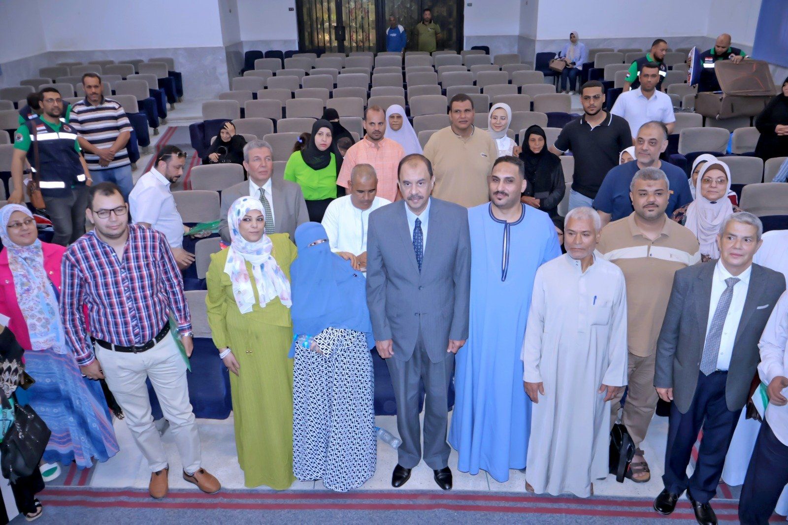 صورة تذكارية للحجاج مع المحافظ صورة تذكارية للحجاج مع المحافظ