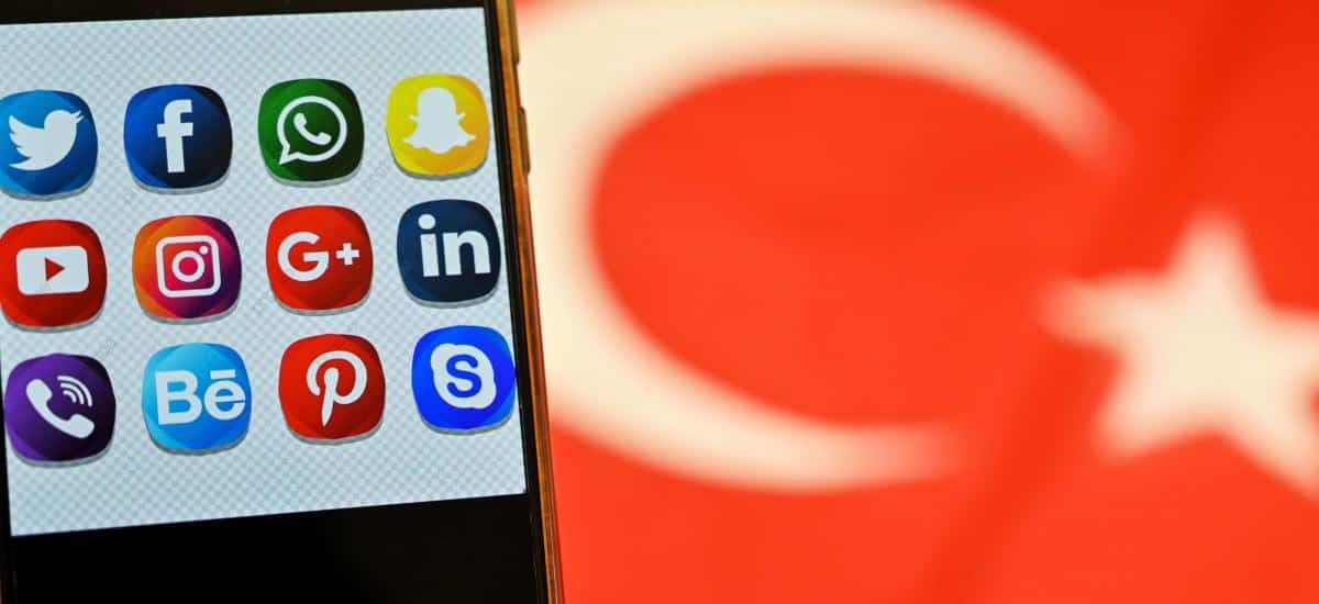 الـSMS وتطبيقات التواصل الاجتماعي المغمورة تنتعش بعد تعطل الكبار