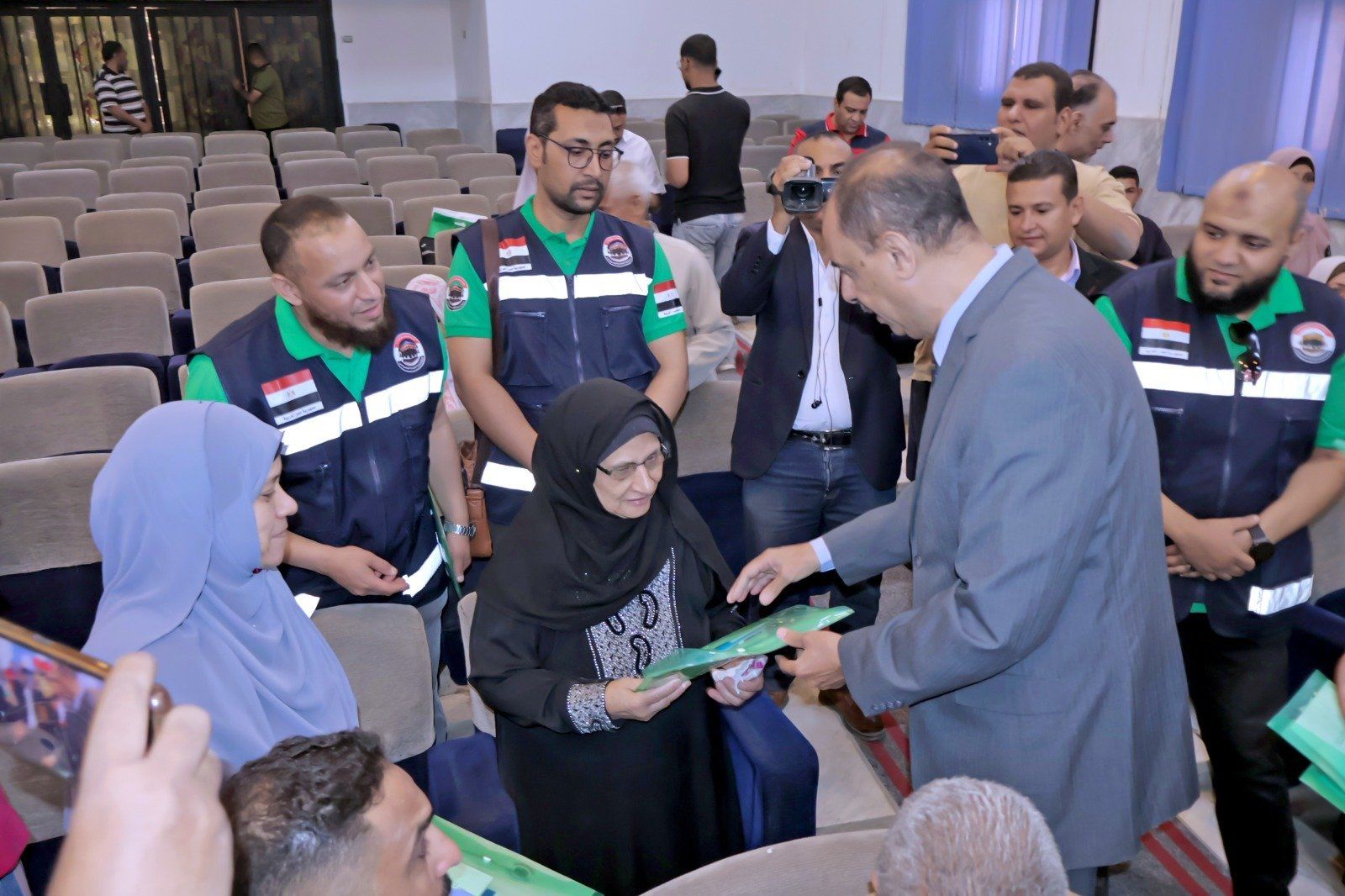 مسنة تتسلم التأشيرة مسنة تتسلم التأشيرة