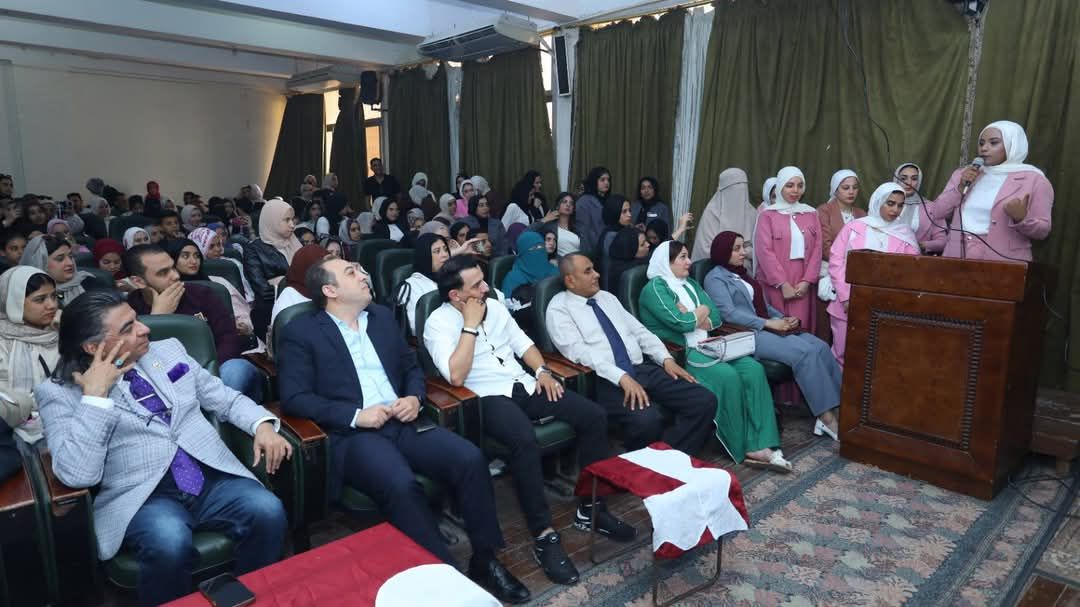 الدكتورة خلود السواح لحظة الاستماع لمشروعات التخرج لطلاب صحافة الزقازيق الدكتورة خلود السواح لحظة الاستماع لمشروعات التخرج لطلاب صحافة الزقازيق