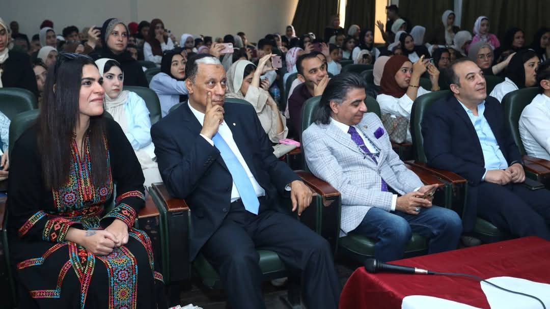 عميد كلية الاداب لحظة حضور مناشة المشروعات عميد كلية الاداب لحظة حضور مناشة المشروعات