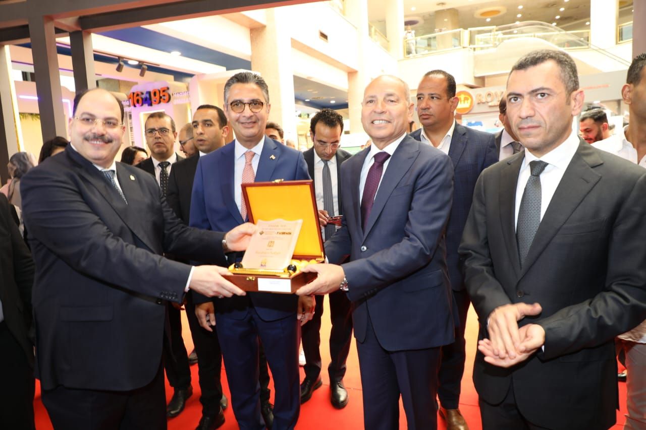 وزير التموين ومحافظ القاهرة يفتتحا معرض السيراميك والبورسلين والأدوات الصحية وزير التموين ومحافظ القاهرة يفتتحا معرض السيراميك والبورسلين والأدوات الصحية