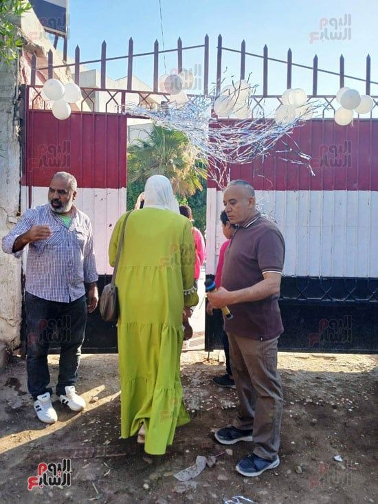 استقبال-الطلاب-في-أول-أيام-الامتحانات-بمدرسة-شباب-طموه-الإعدادية-بالزينة-والشوكولاته-(1) استقبال-الطلاب-في-أول-أيام-الامتحانات-بمدرسة-شباب-طموه-الإعدادية-بالزينة-والشوكولاته-(1)