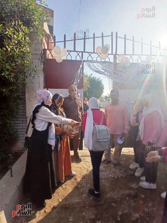 استقبال-الطلاب-في-أول-أيام-الامتحانات-بمدرسة-شباب-طموه-الإعدادية-بالزينة-والشوكولاته-(6) استقبال-الطلاب-في-أول-أيام-الامتحانات-بمدرسة-شباب-طموه-الإعدادية-بالزينة-والشوكولاته-(6)
