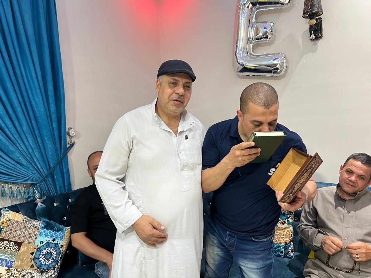 اهل قرية يكرمون غواص علي جهوده اهل قرية يكرمون غواص علي جهوده