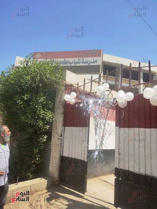 استقبال-الطلاب-في-أول-أيام-الامتحانات-بمدرسة-شباب-طموه-الإعدادية-بالزينة-والشوكولاته-(5) استقبال-الطلاب-في-أول-أيام-الامتحانات-بمدرسة-شباب-طموه-الإعدادية-بالزينة-والشوكولاته-(5)