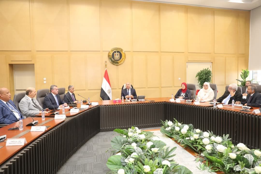 وزير الصناعة يلتقي كبار مصنعي الحديد وزير الصناعة يلتقي كبار مصنعي الحديد