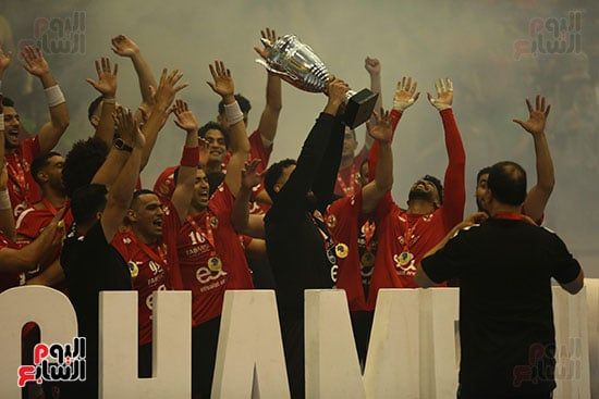 لاعبى الأهلى ترفع الكأس لاعبى الأهلى ترفع الكأس