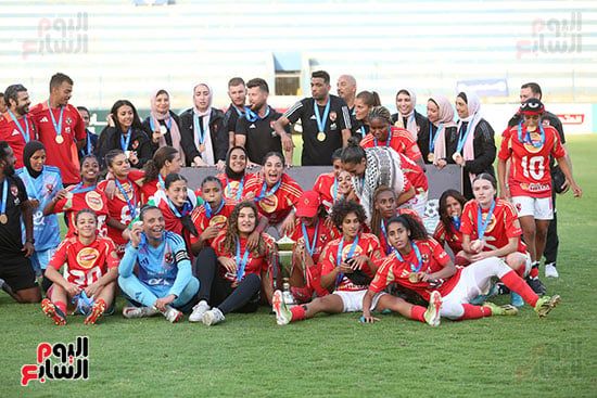 لاعبات الأهلى مع الكأس لاعبات الأهلى مع الكأس