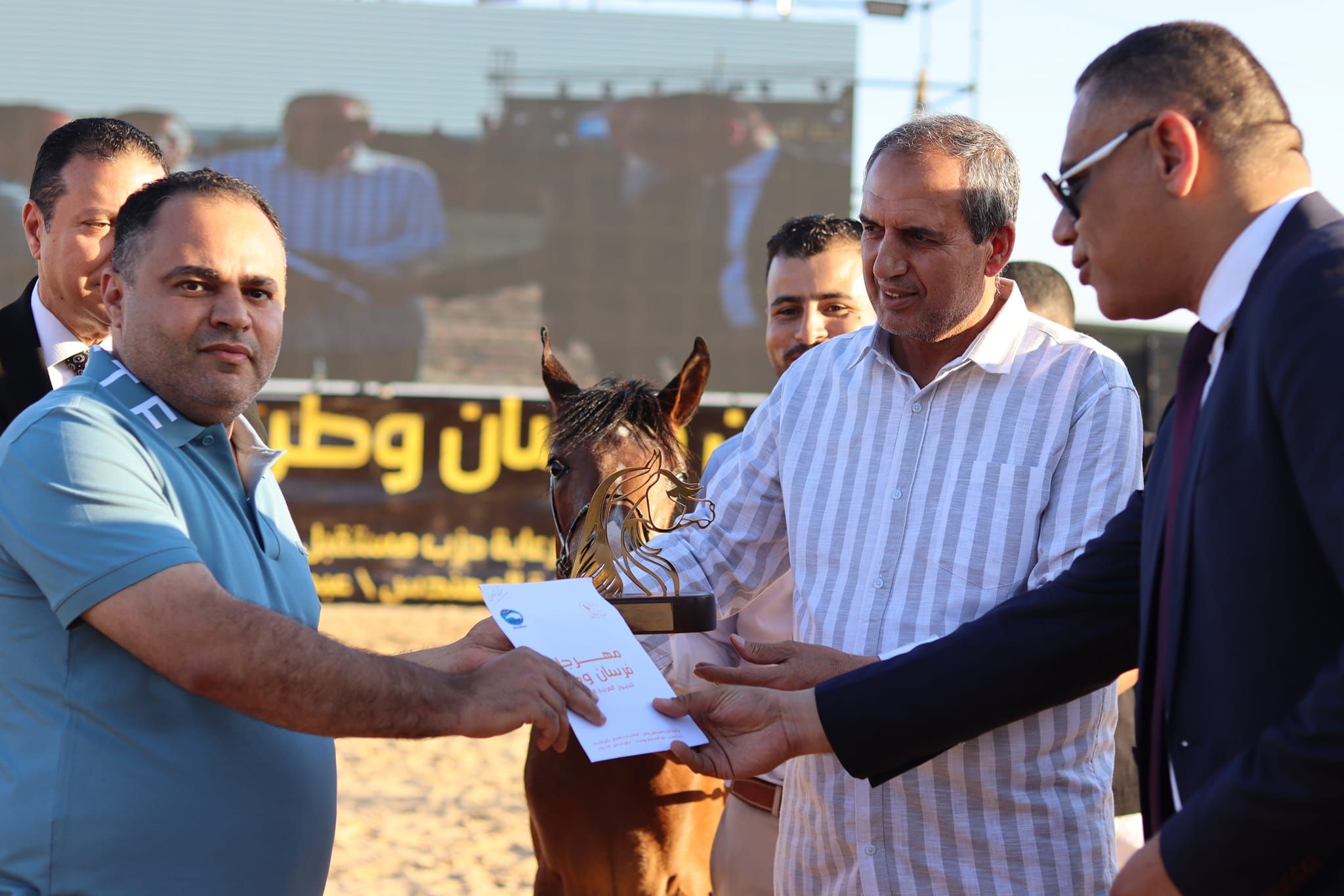 توزيع الجوائز على الفائزين أصحاب الخيول توزيع الجوائز على الفائزين أصحاب الخيول