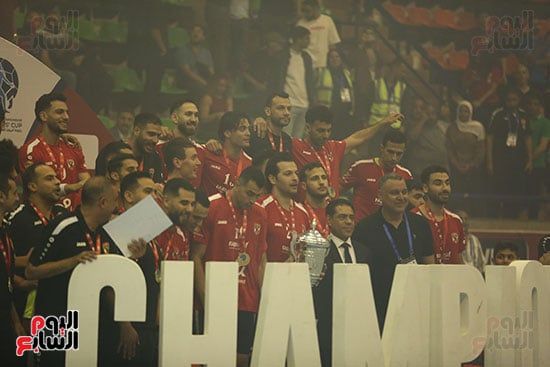 لاعبى الأهلى بعد التتويج لاعبى الأهلى بعد التتويج