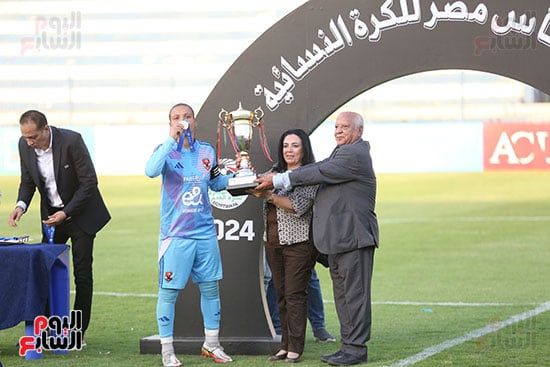 كابتن الأهلى ترفه الكأس كابتن الأهلى ترفه الكأس