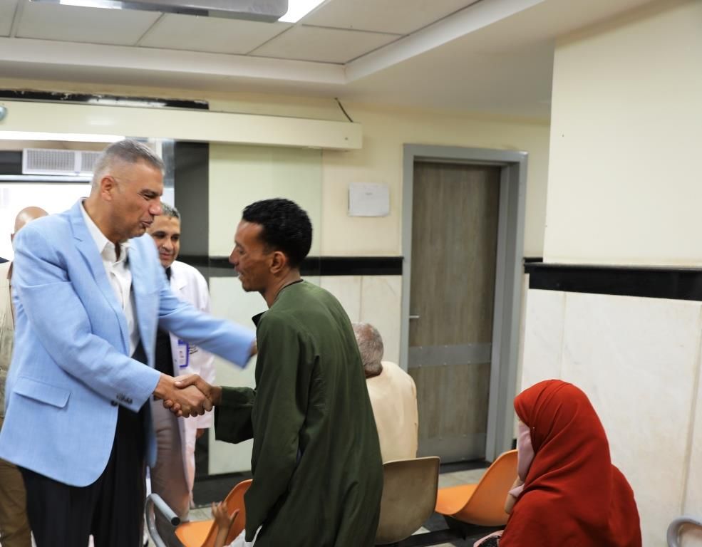 محافظ اسوان يصافح المرضي بمستشفى كوم أمبو محافظ اسوان يصافح المرضي بمستشفى كوم أمبو