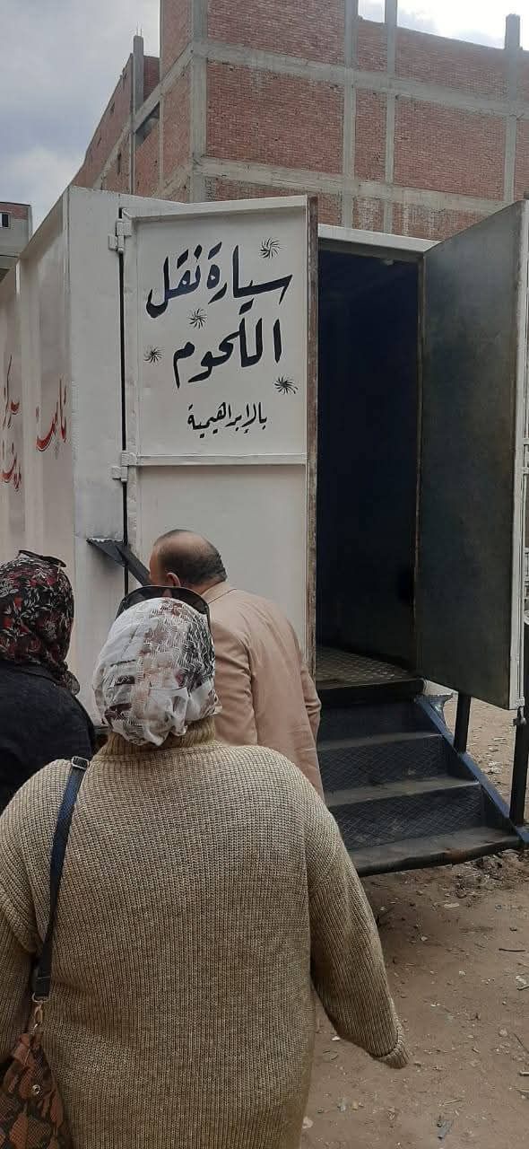 سيارة مخصصة لتقل اللحوم سيارة مخصصة لتقل اللحوم