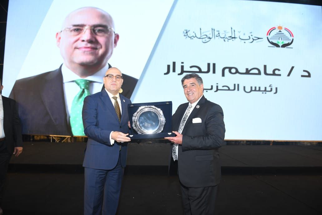 خلال التكريم خلال التكريم
