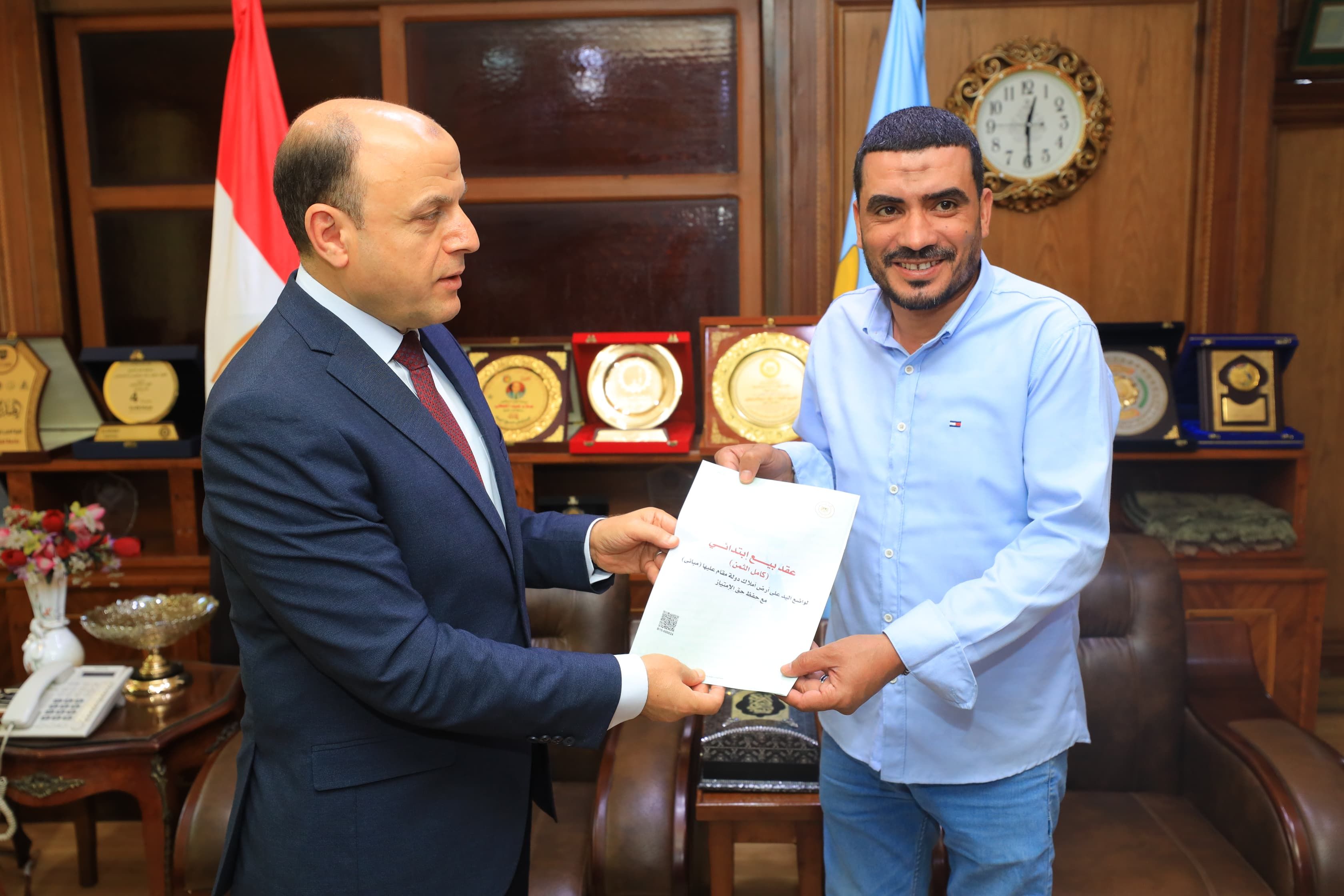 تسليم عقد تقنين لمواطن تسليم عقد تقنين لمواطن