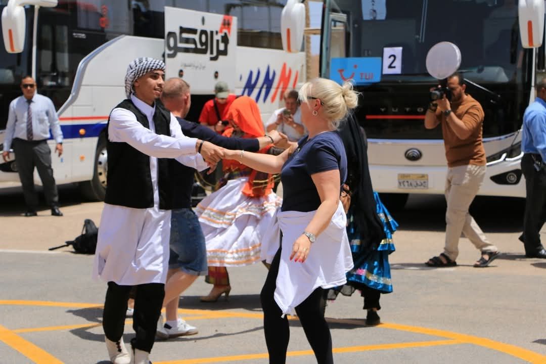 عروض فنية وتراثية للسياح - مطار مطروح