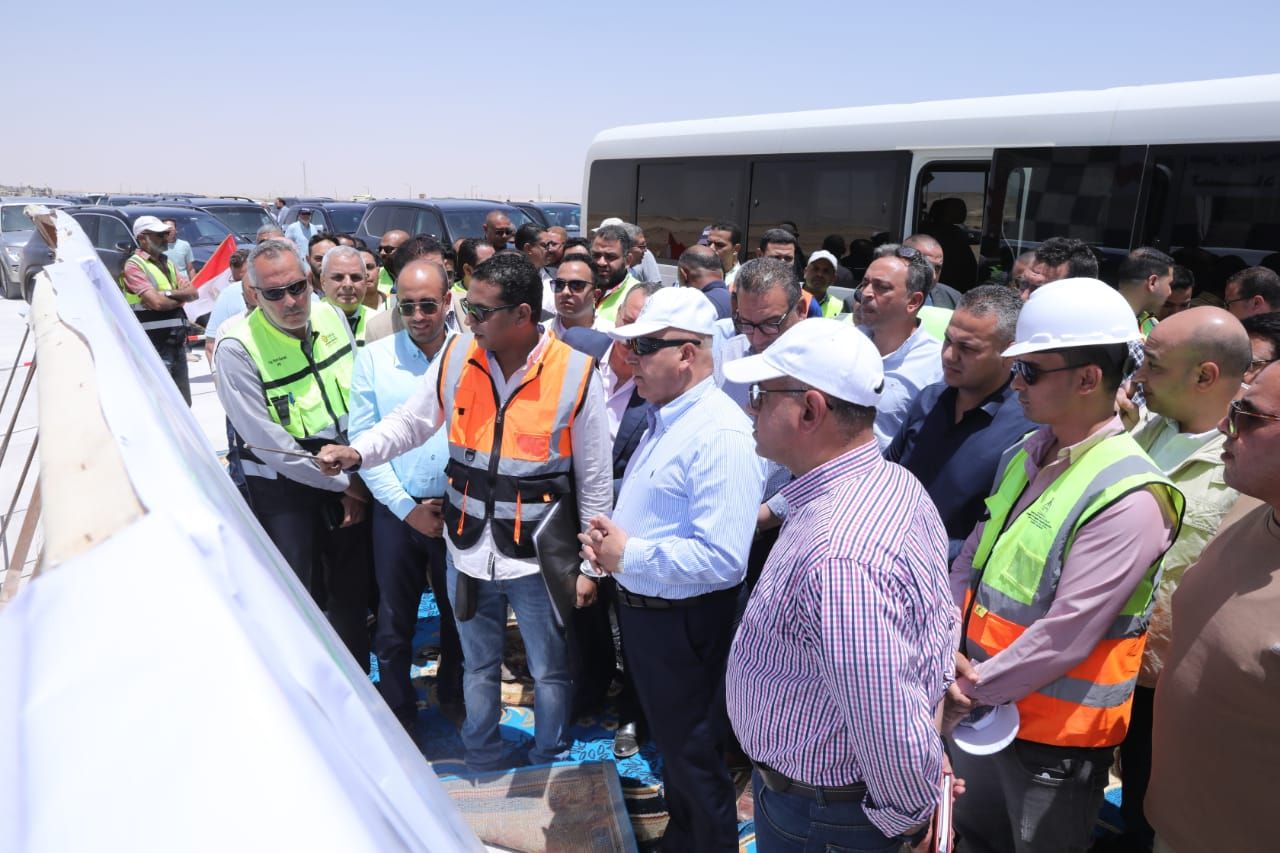 كامل الوزير يتفقد تطوير طريق الصعيد الصحراوي الغربي من ديروط حتى أسيوط كامل الوزير يتفقد تطوير طريق الصعيد الصحراوي الغربي من ديروط حتى أسيوط