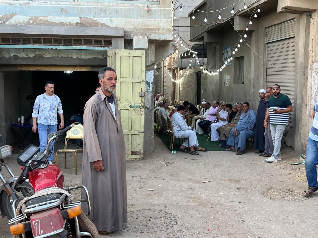 وصول اهل القرية امام منزل الراحل وصول اهل القرية امام منزل الراحل