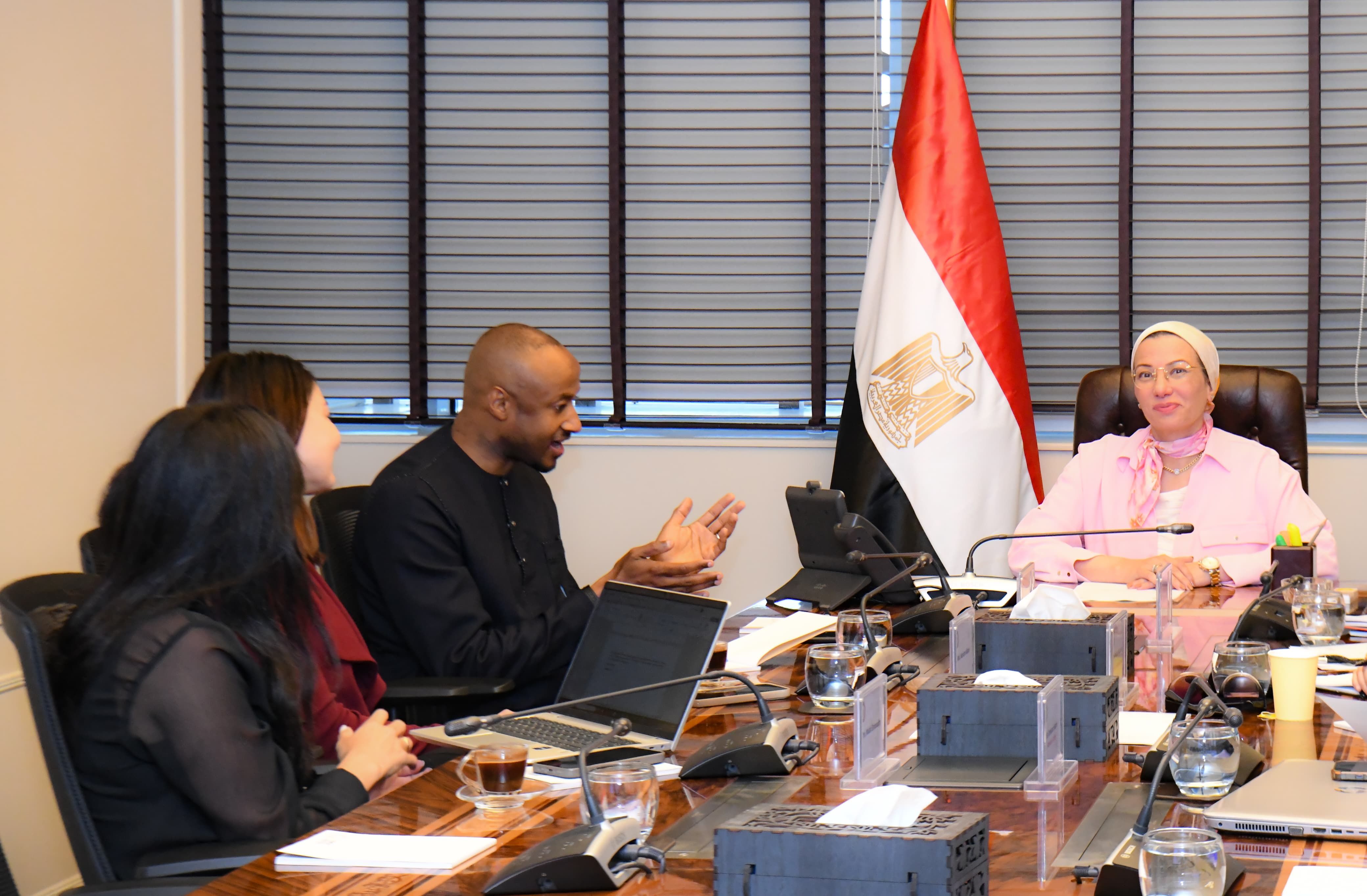 وزيرة البيئة خلال الاجتماع وزيرة البيئة خلال الاجتماع